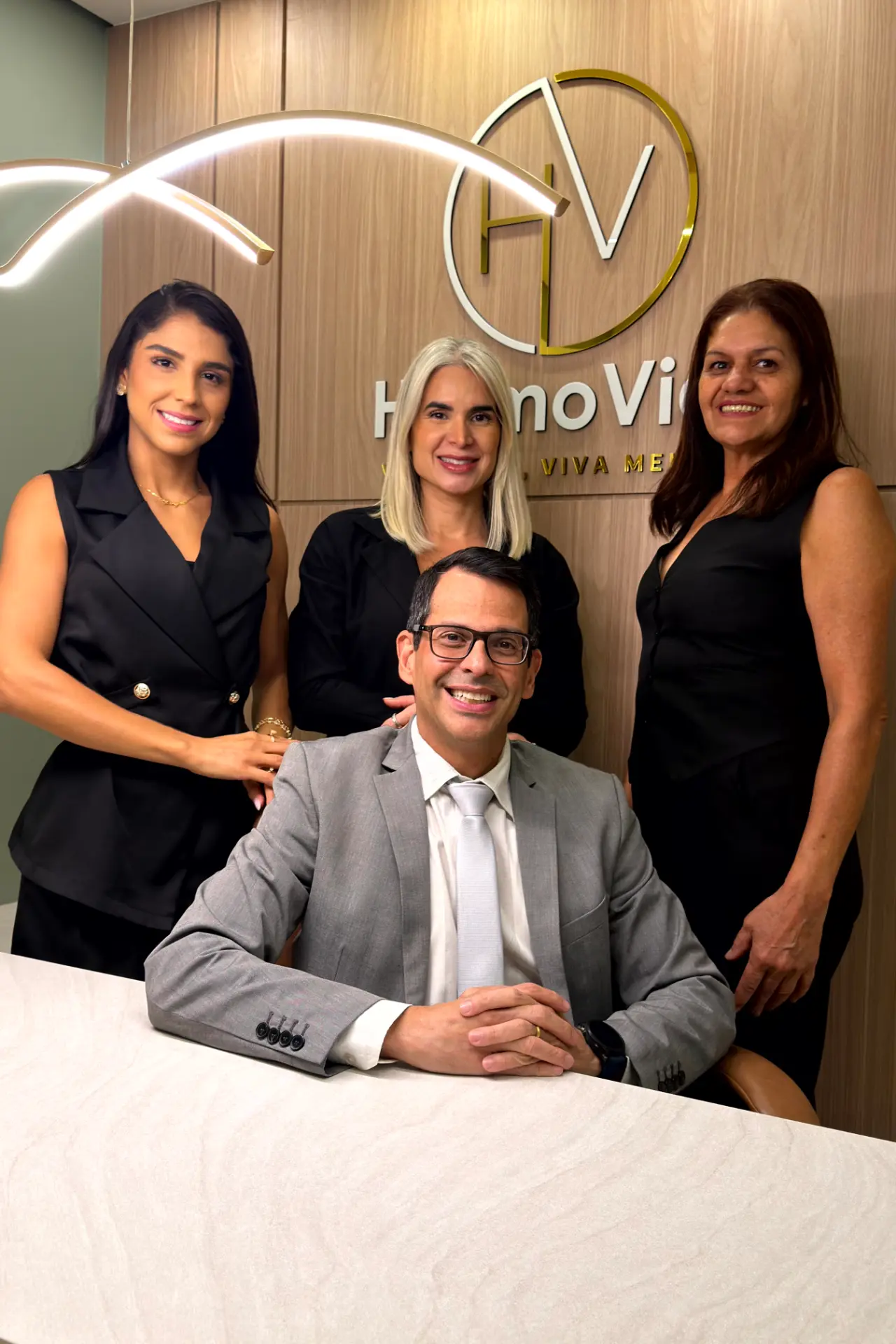Equipe da Hormovida reunida na recepção da clínica